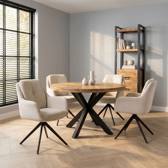Vier beige draaibare eetkamerstoelen rond een ronde mangohouten eettafel in een lichte eetkamer