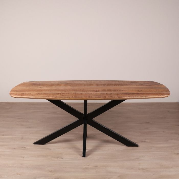 Eettafel van mangohout met zwarte stalen poot. Deens ovaal 180cm