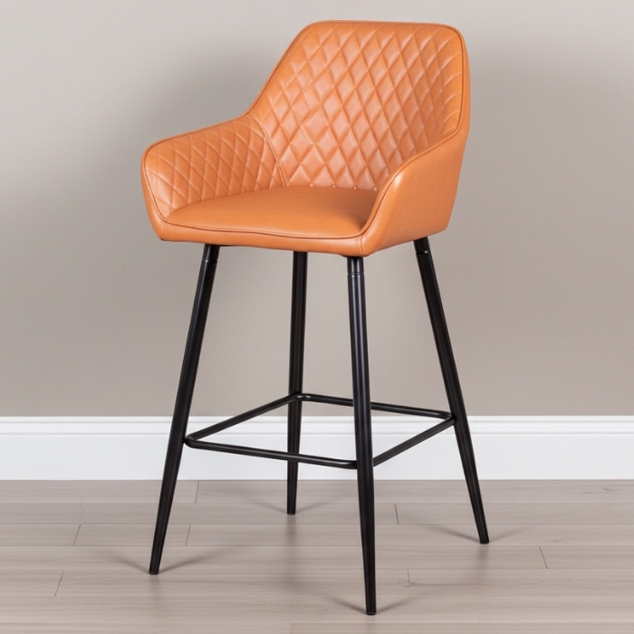 Barkruk cognac kleur met zwart onderstel.