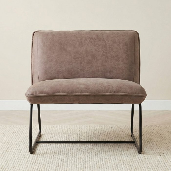 Stijlvolle fauteuil in taupe bekleding met robuust zwart metalen onderstel.